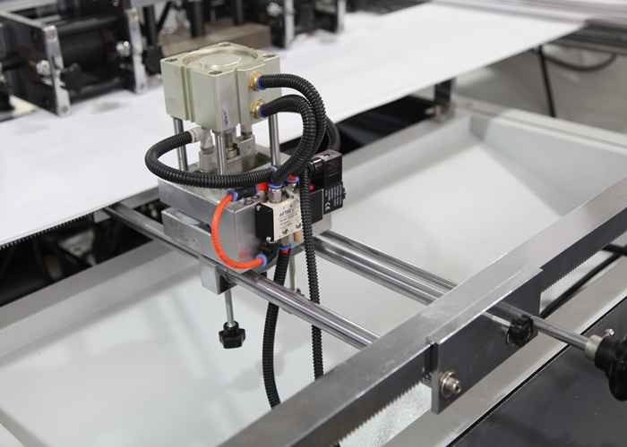 Ounuo recycleerde Automatische niet Geweven Zak Makend Machine met Autoponsenapparaat